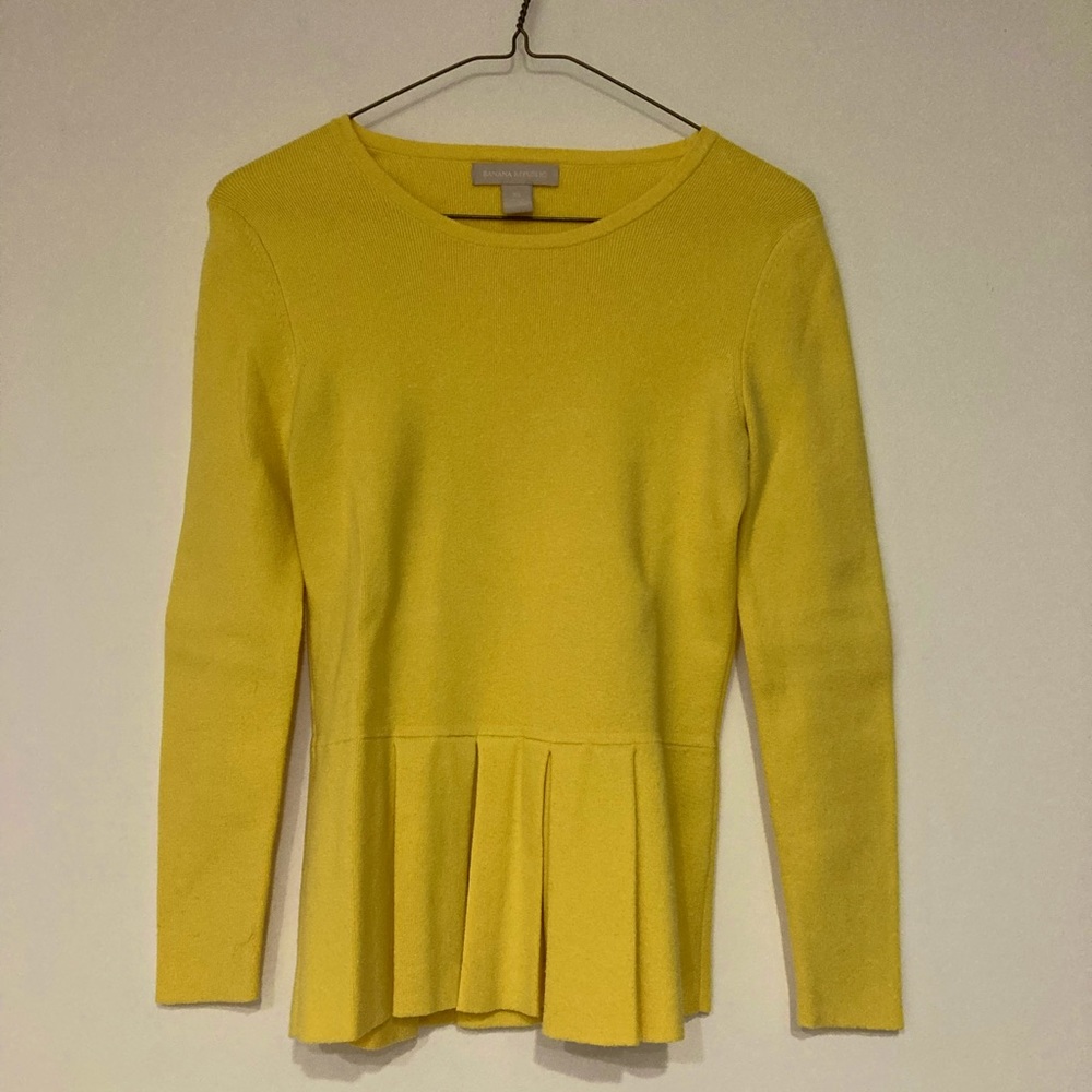BANANA REPUBLIC XS womans yellow long sleeve sweater.